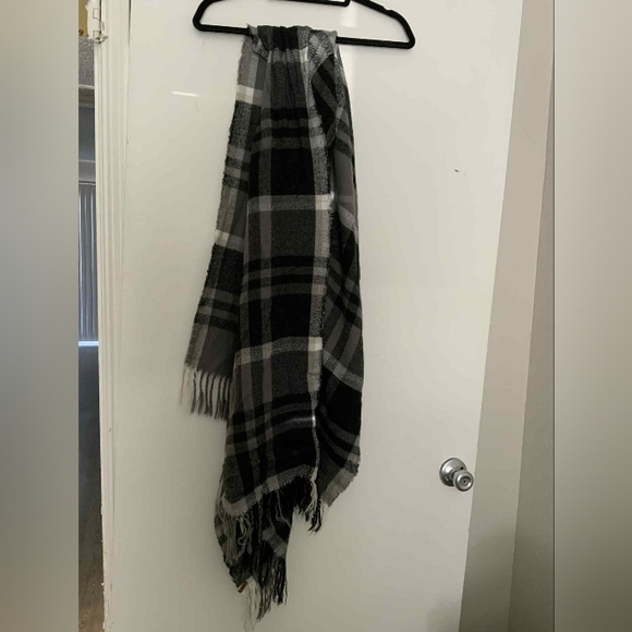 Black and Gray Plaid Eddie Bauer Scarf - Picture 1 of 3